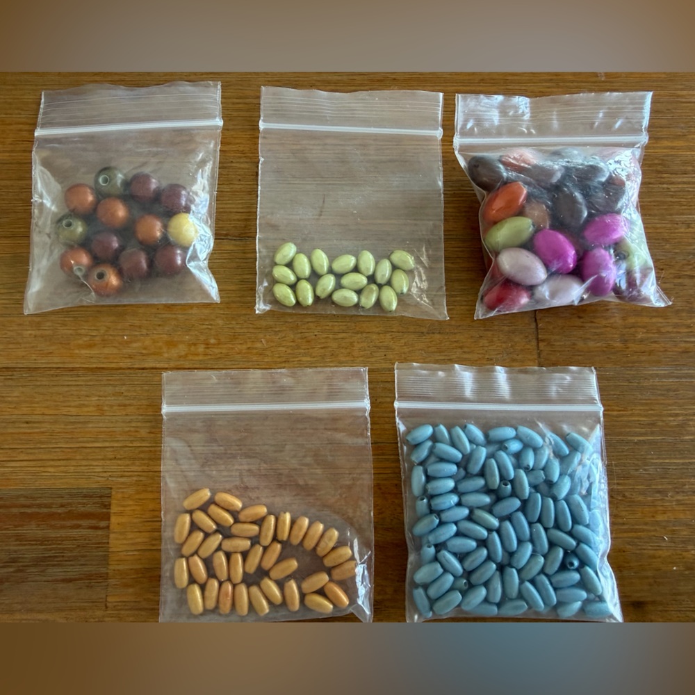 222 pcs of Mixed Acrylic Beads for Jewelry Craft Making